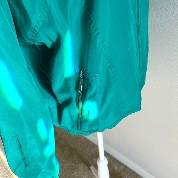 Koret: Pre owned, Excellent Condition Women Green zipper front jacket. Size M - Picture 5 of 8